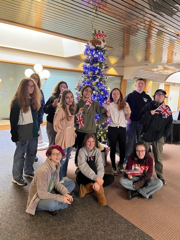 HORTICULTURE CLUB HONORS  LATE QUEEN IN FESTIVAL OF TREES